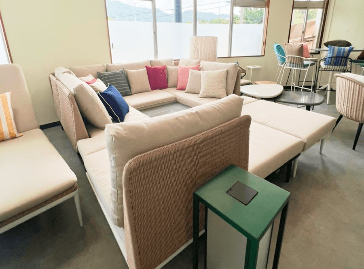 沖縄ショールームの室内の家具