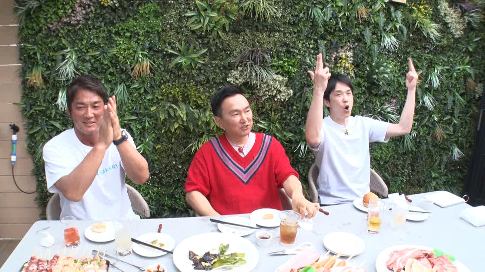日本テレビ「一茂×かまいたち ゲンバ」の撮影で、屋上のテーブルを囲む出演者
